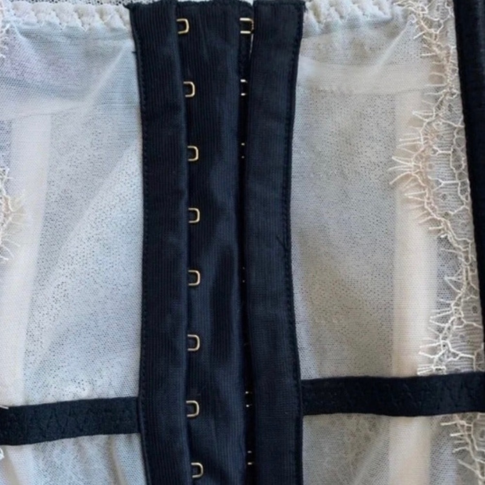 Rare VS Fashion Show 2014
Embellished Gold Corset
Swarovski Crystals Size 36D - Picture 9 of 10